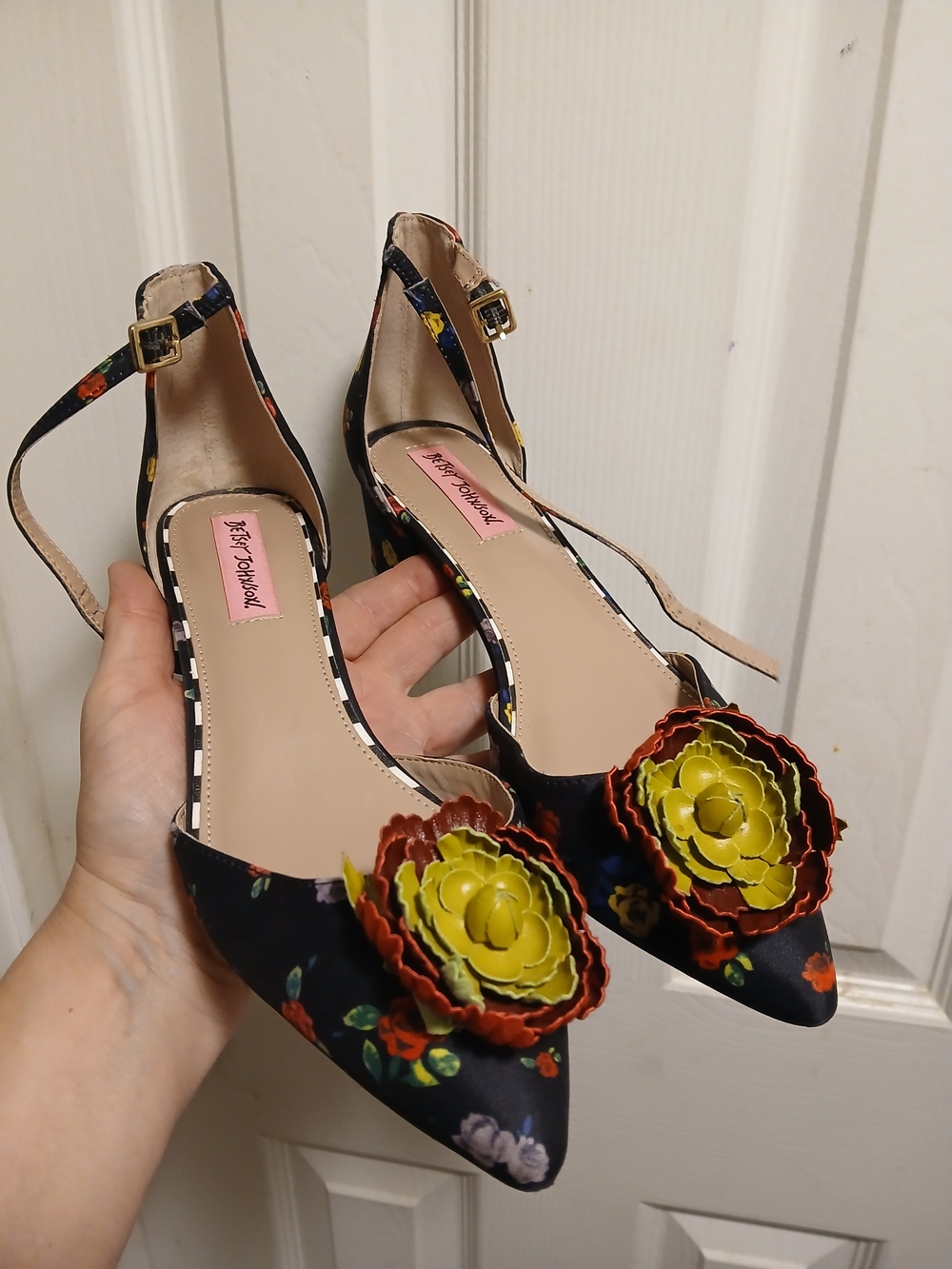 Betsey Johnson Black Floral Pointed-Toe Ankle-Strap Flats Yellow Flower Sz.8M